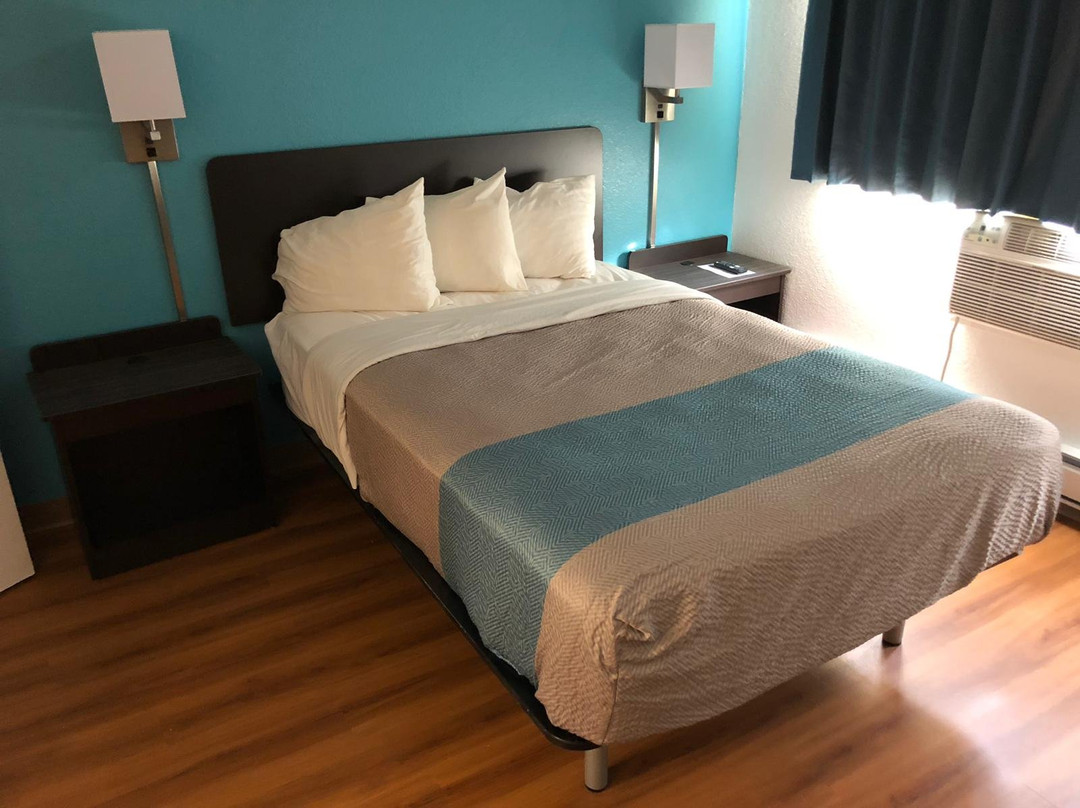 克洛斯6号汽车旅馆