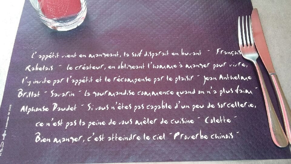 小木屋酒店主图