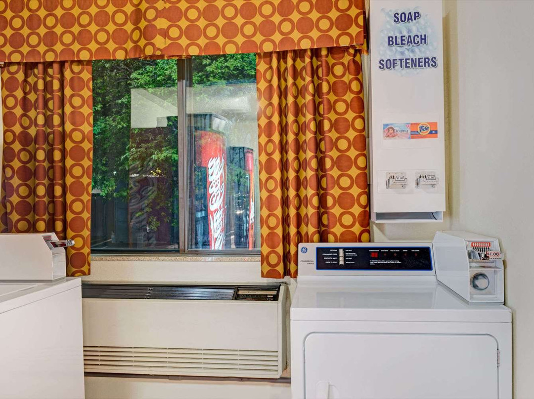 Super 8 by Wyndham Sanford Kennebunkport Area主图