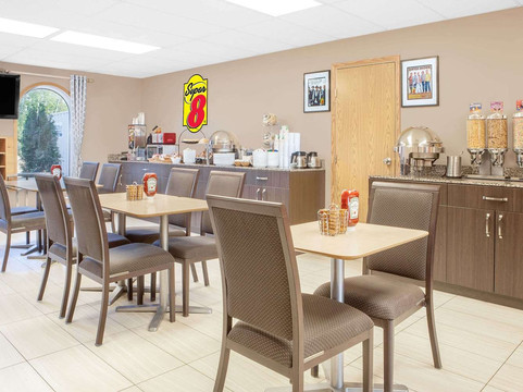 阿萨巴斯卡速8酒店主图