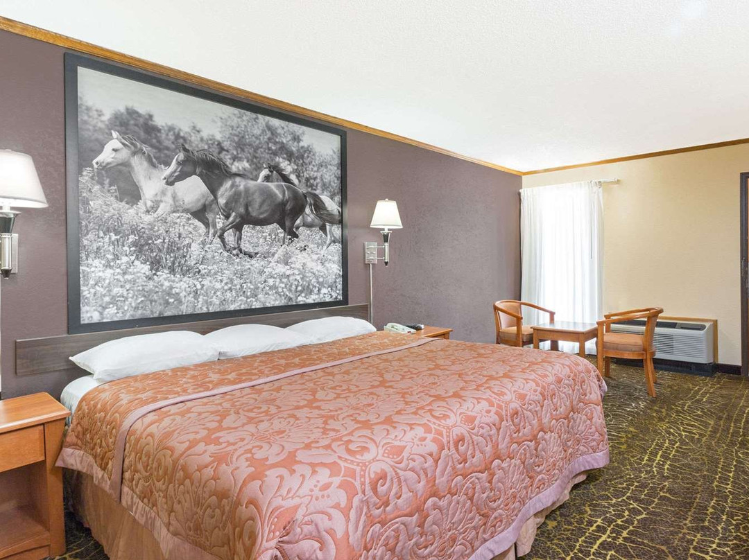 Super 8 by Wyndham Kansas City Airport主图