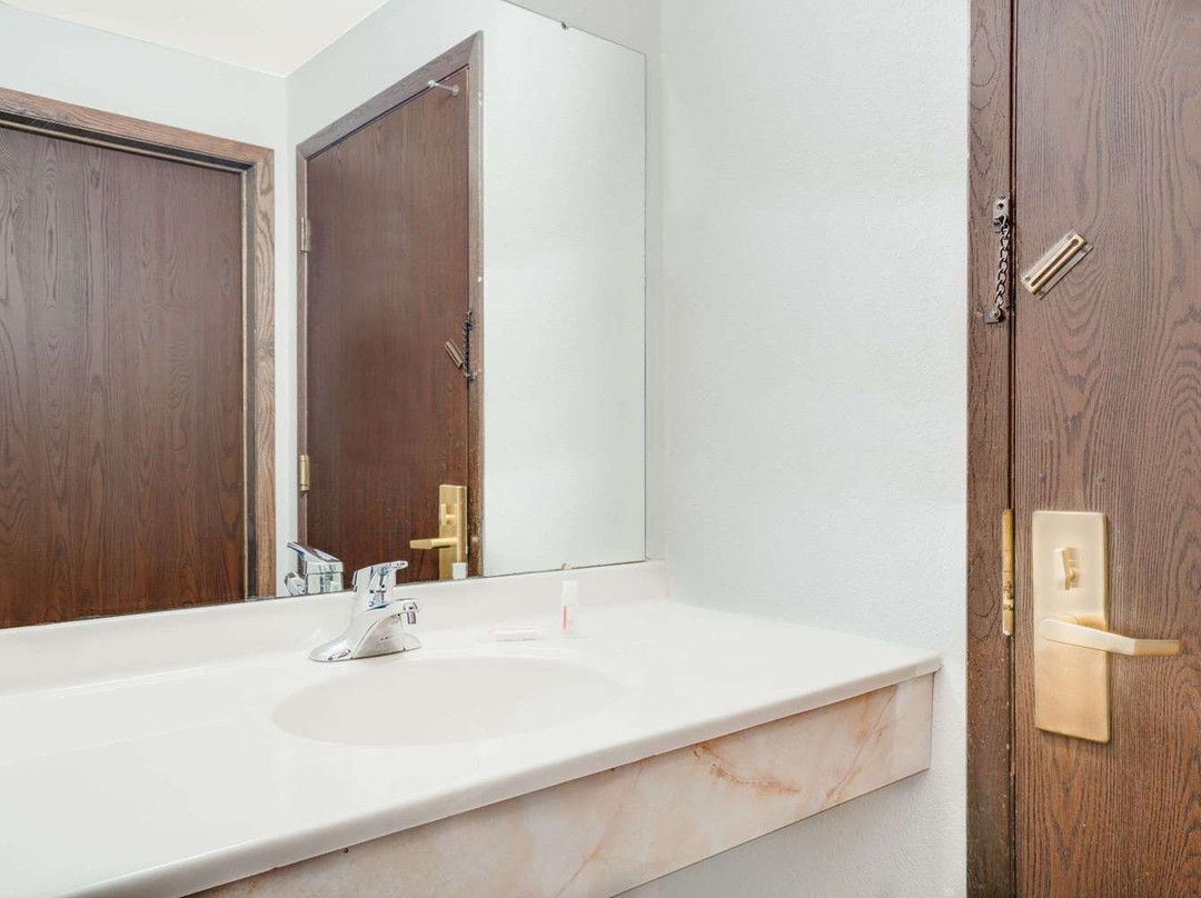 托玛速8酒店主图