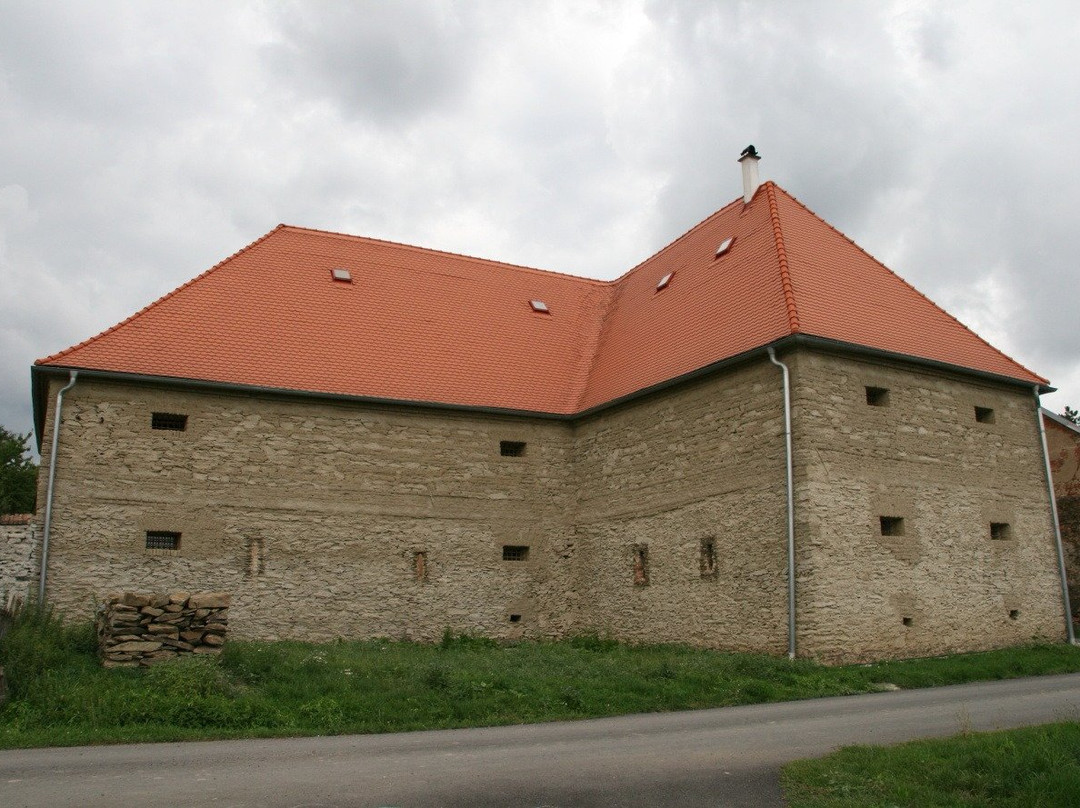 Hvozd旅游景点-Baroque granary  Ludéřov
