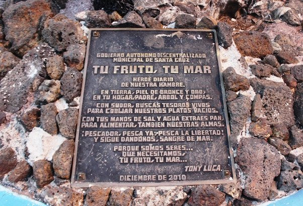 Monumento al Pescador Galapagueño-阿约拉港必去景点