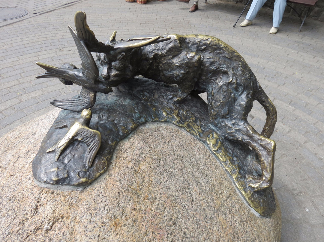 Sculpture The Cat and the Three Birds景点图片