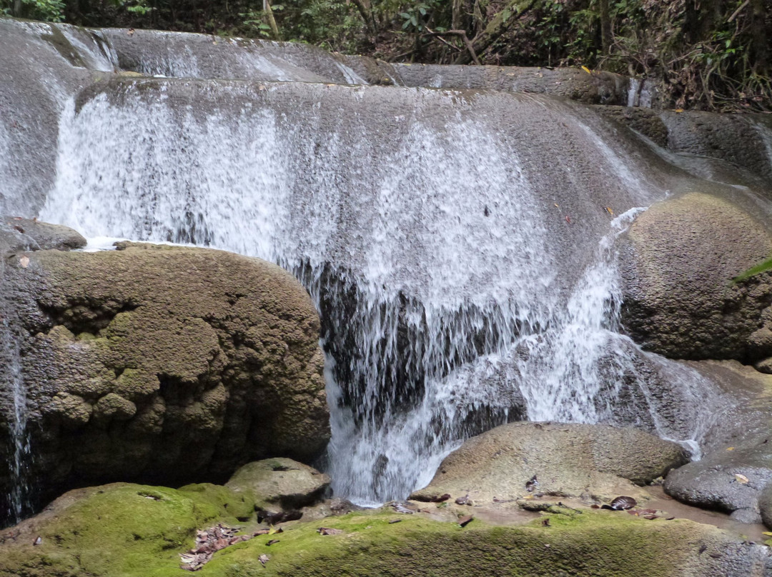 Lumoli Waterfall景点图片