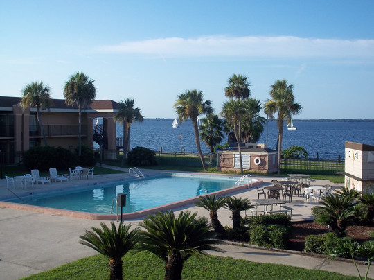 Monroe's On The Lake Hotel & Banquet Hall主图