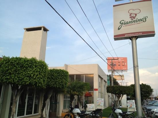 Gianninos Restaurante, Pizzeria y Bar