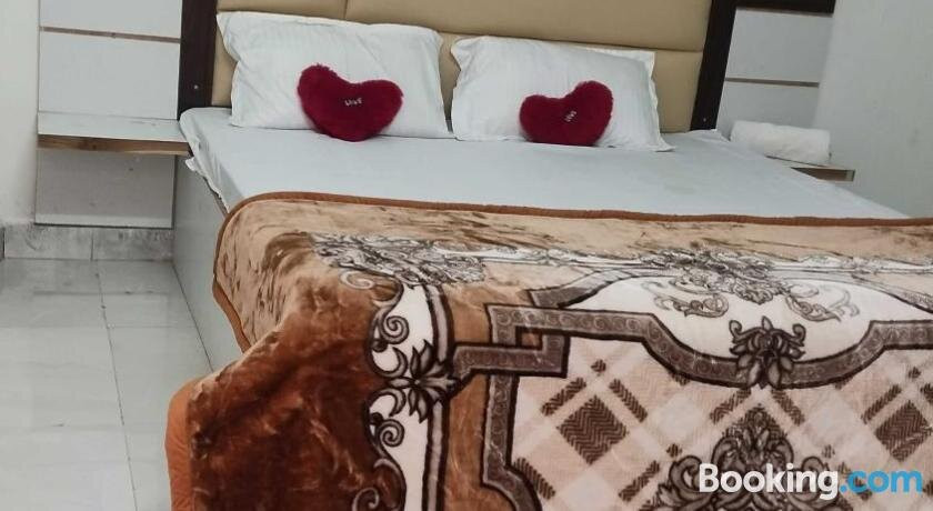 SPOT ON 703352 Always Welcome Hotel