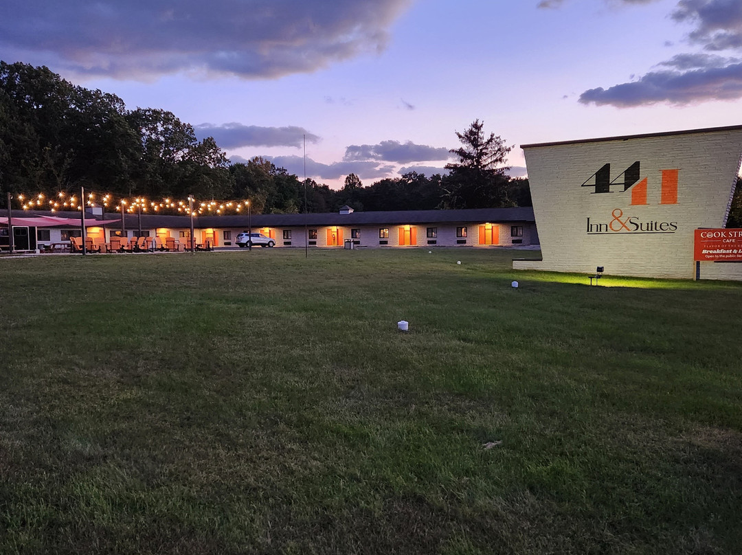 4411 Inn & Suites主图