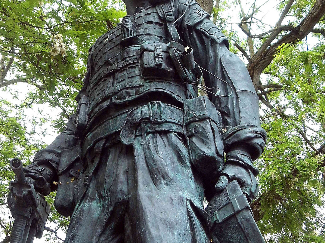 Irish Guardsman Statue-温莎必去景点