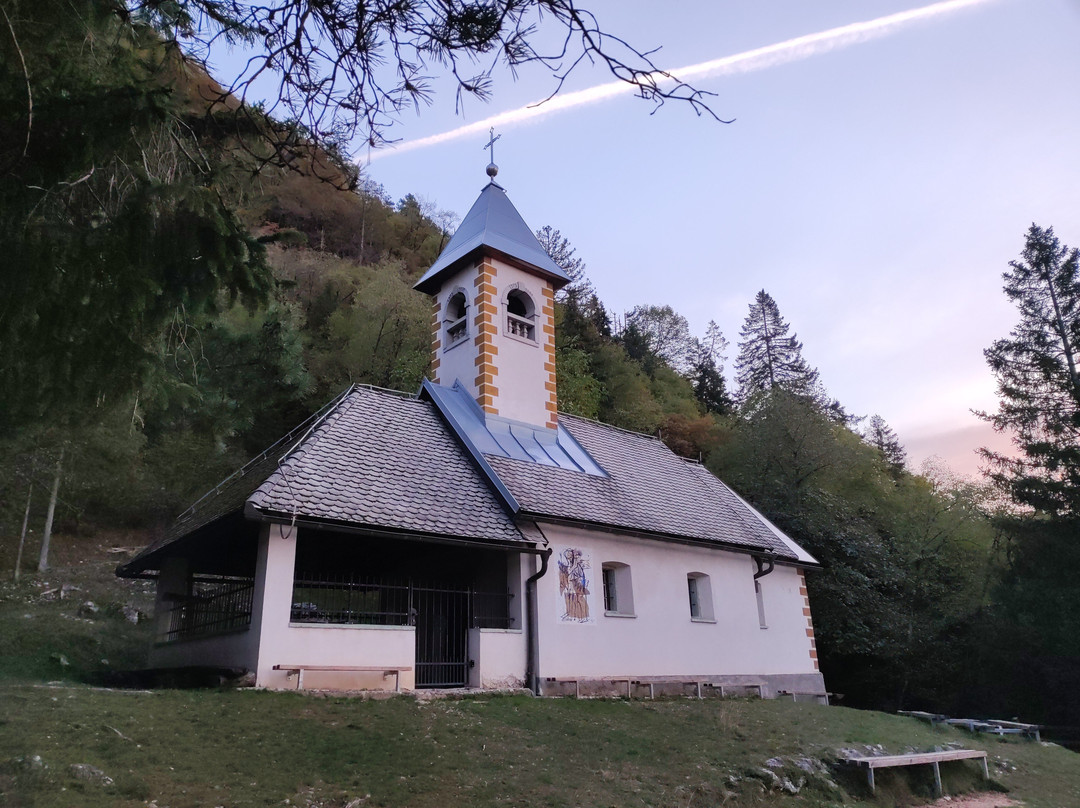St. Lawrence's Church above Zabreznica景点图片