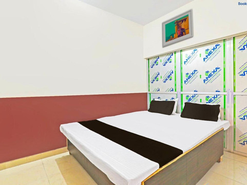 Spot On Royal Guest House & Restaurant