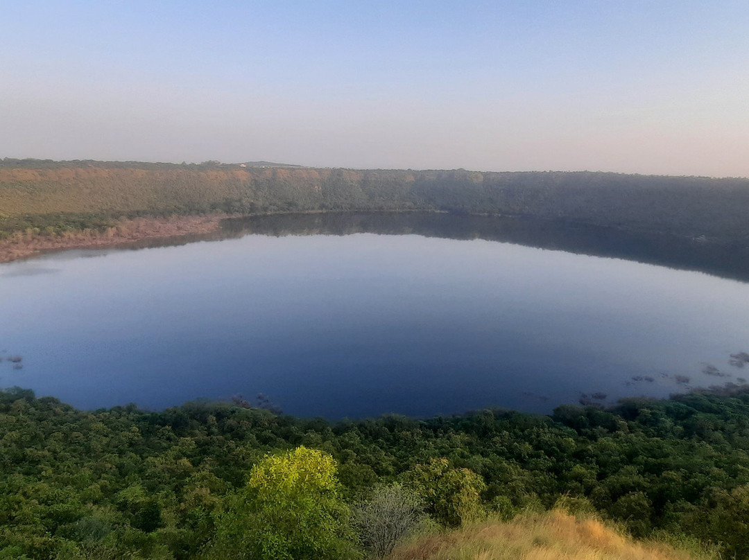Lonar crater lake景点图片