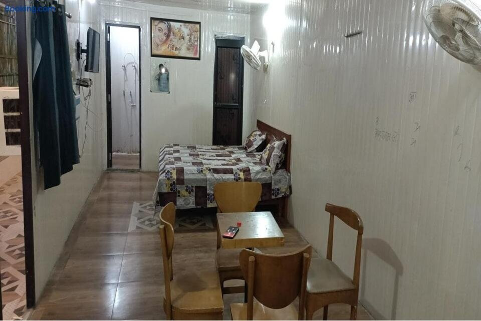 OYO HOME 84041 Hotel Friontier