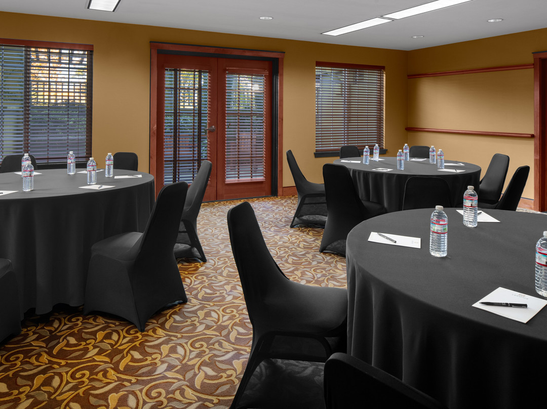 伦顿拉克斯珀兰丁全套房酒店主图