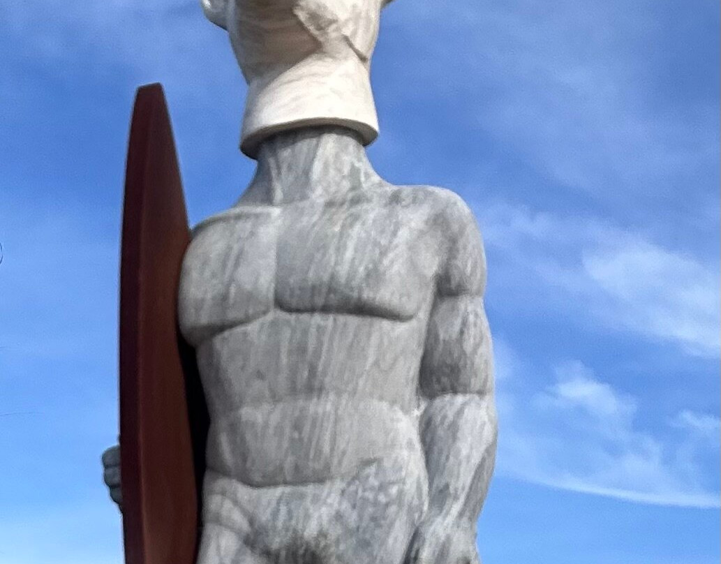 Estatua Homenagem aos surfistas e a Nossa Senhora da Nazare.景点图片