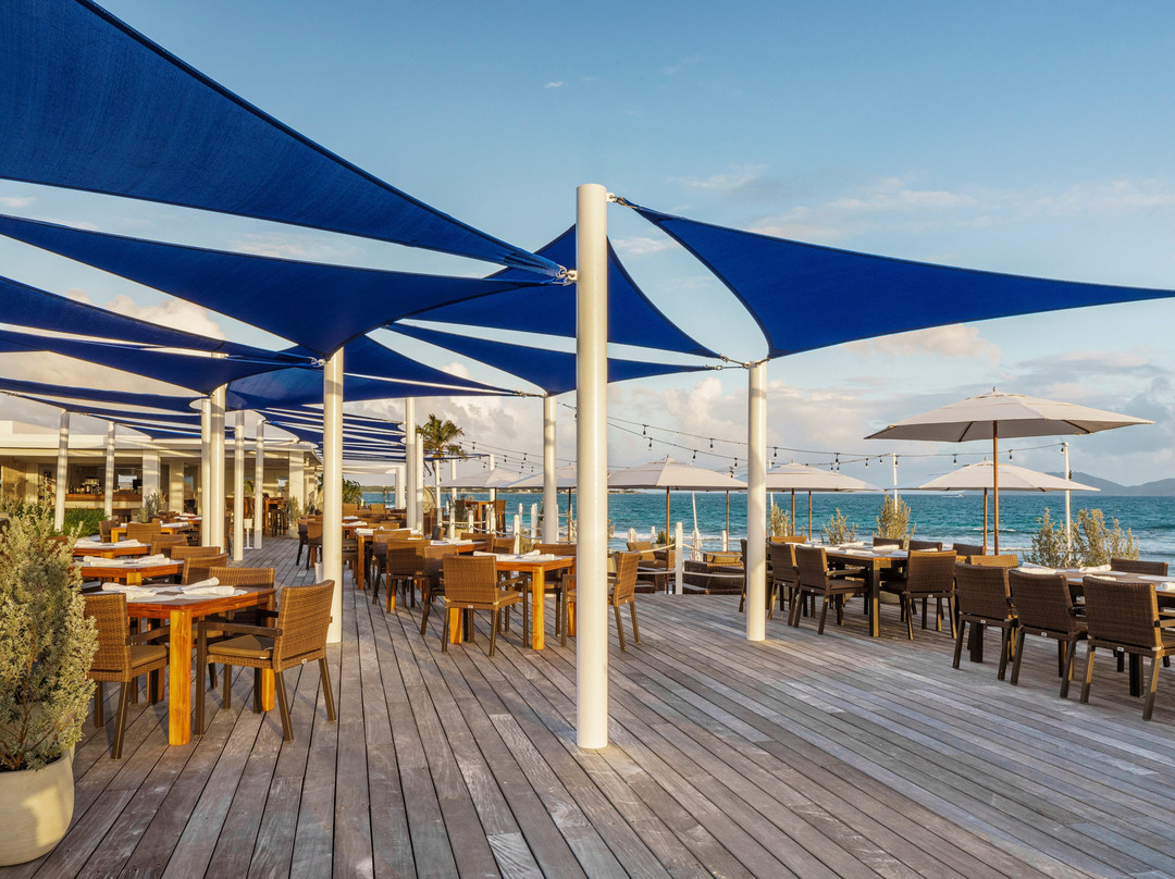 Rendezvous Bay餐馆和美食-Breezes Beach Club