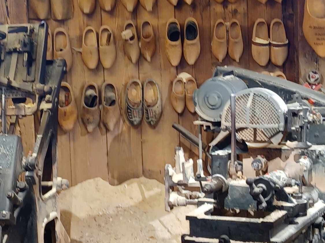 Kooijman Souvenirs & Clogs Wooden Shoe Workshop-赞丹必去景点