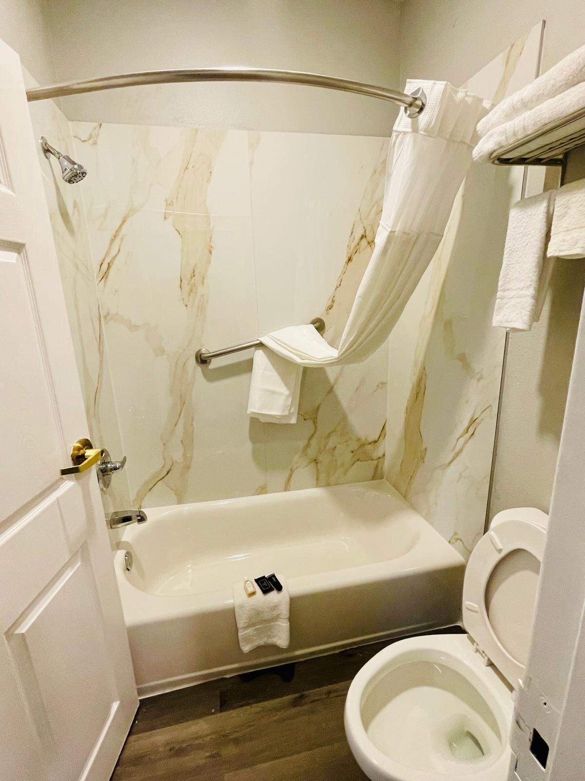 Americas Best Value Inn La Porte-浴室