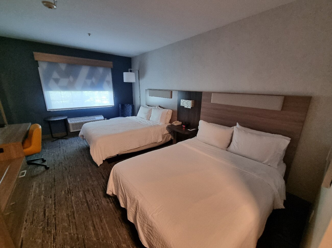 莱顿I-15快捷假日酒店主图