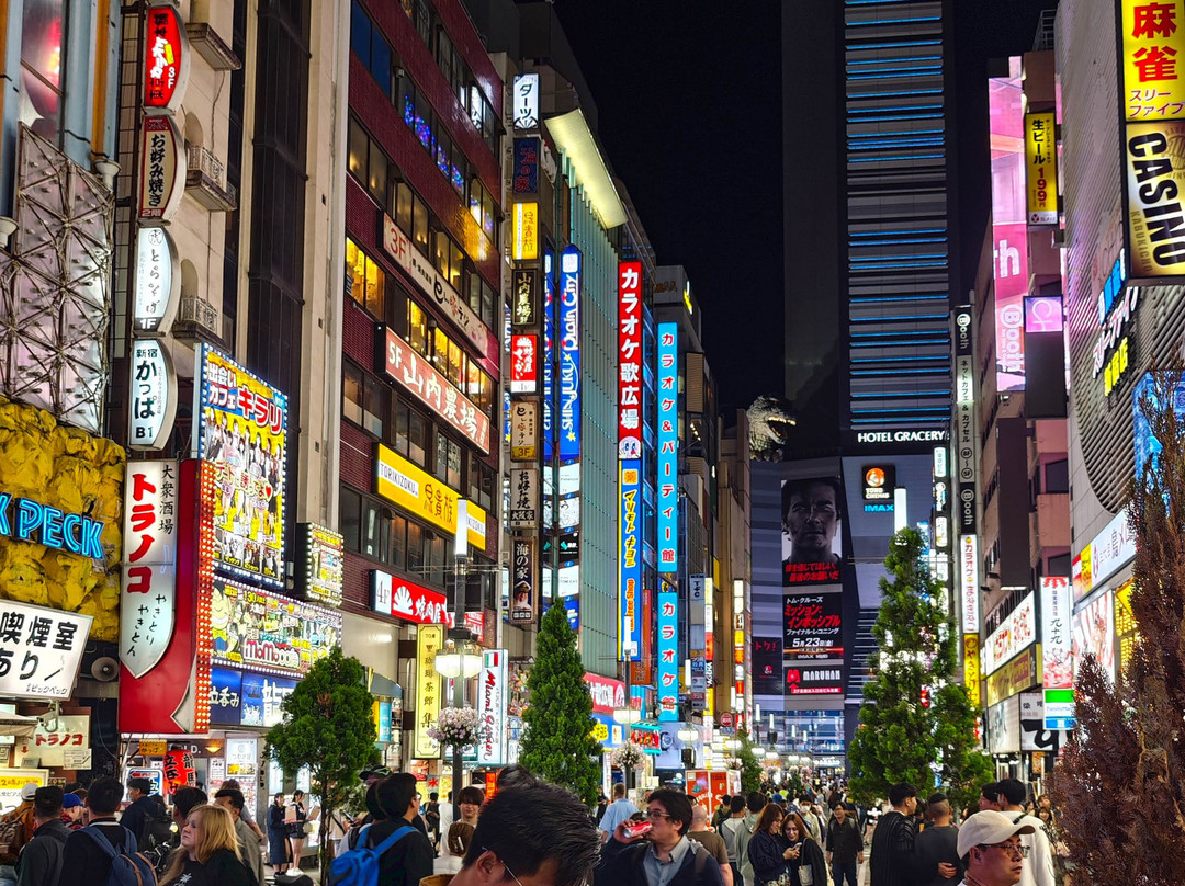 新宿哥斯拉等比头雕-Kabukicho必去景点