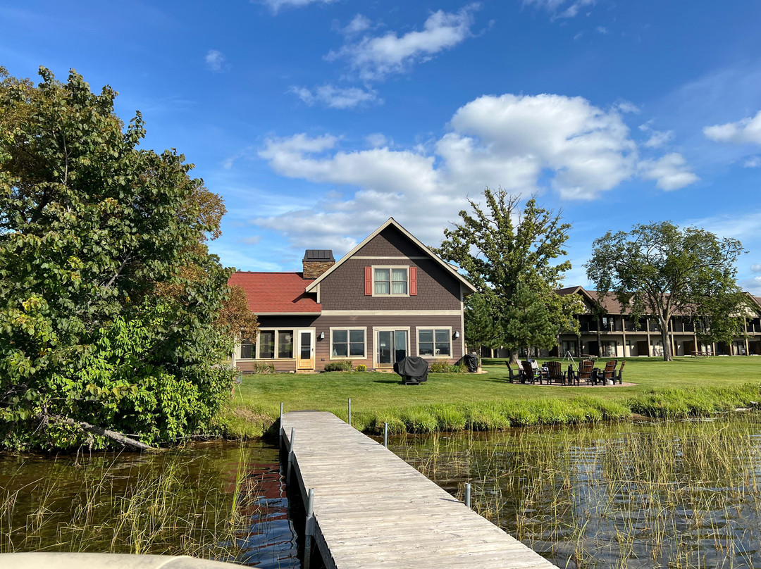 Madden's on Gull Lake主图