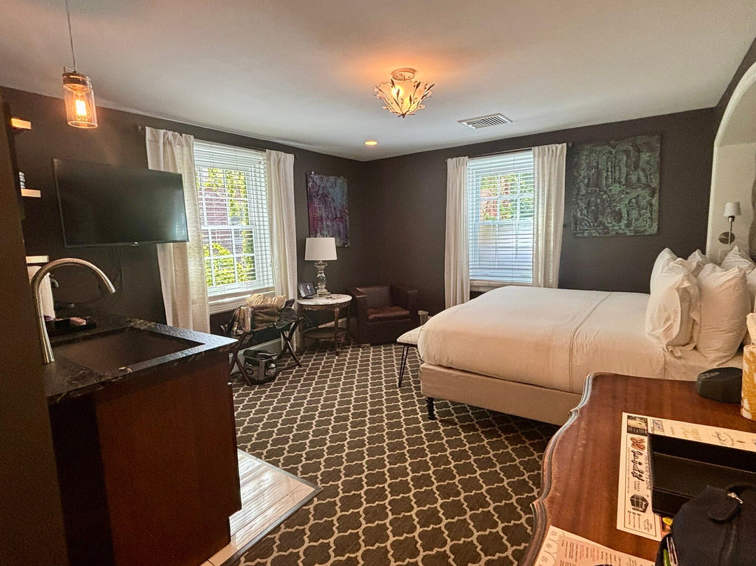 The Dwight D Hotel主图