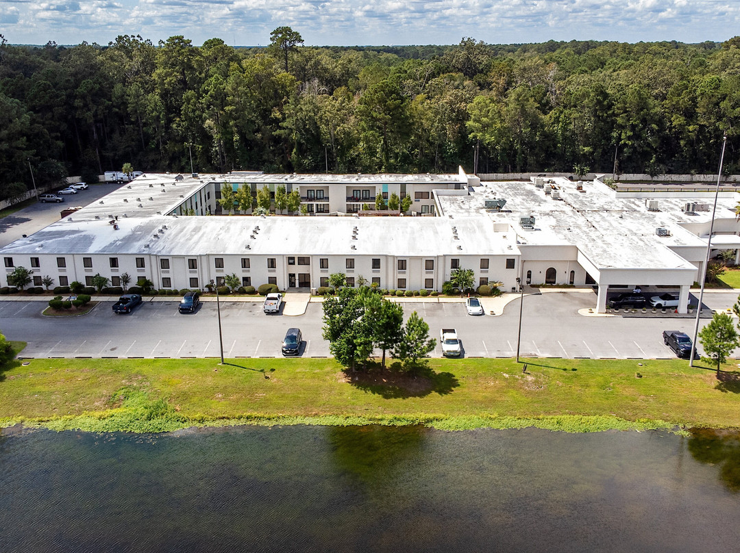 Cottonwood Suites Savannah Hotel & Conference Center