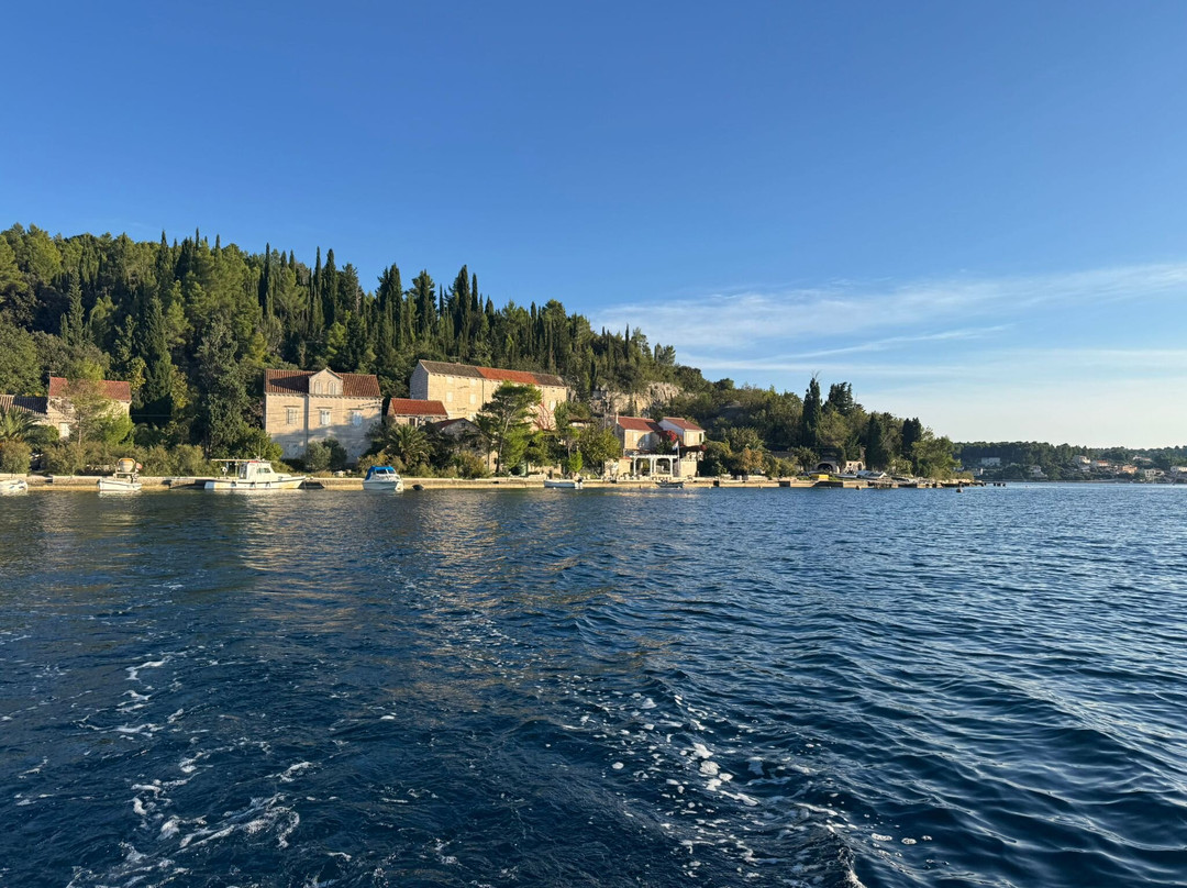 Explorer Family Boat-科尔丘拉岛必去景点