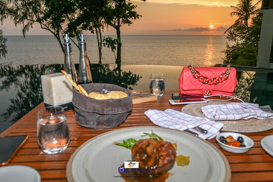 普吉岛阿卡狄亚奈通海滩铂尔曼度假酒店主图