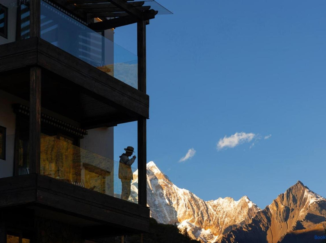 Mid Hill White Lodge