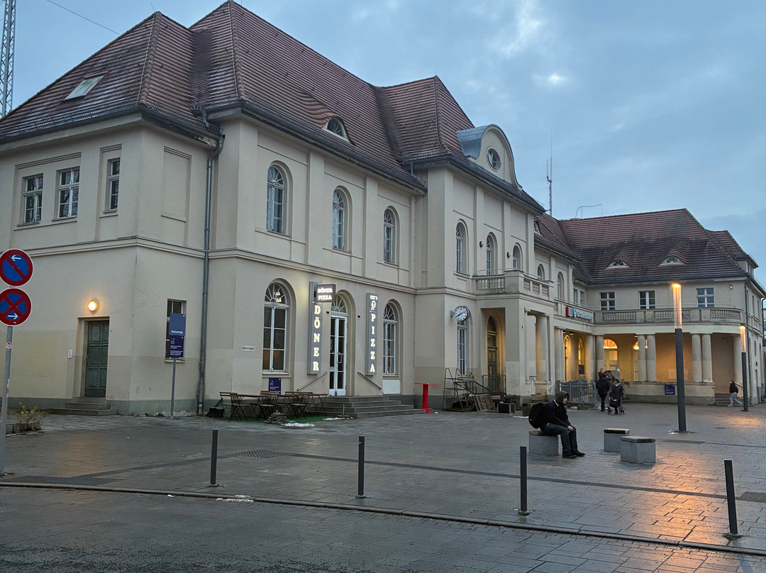 Bahnhofsplatz und Bahnhofsempfangsgebäude-奥拉宁堡必去景点