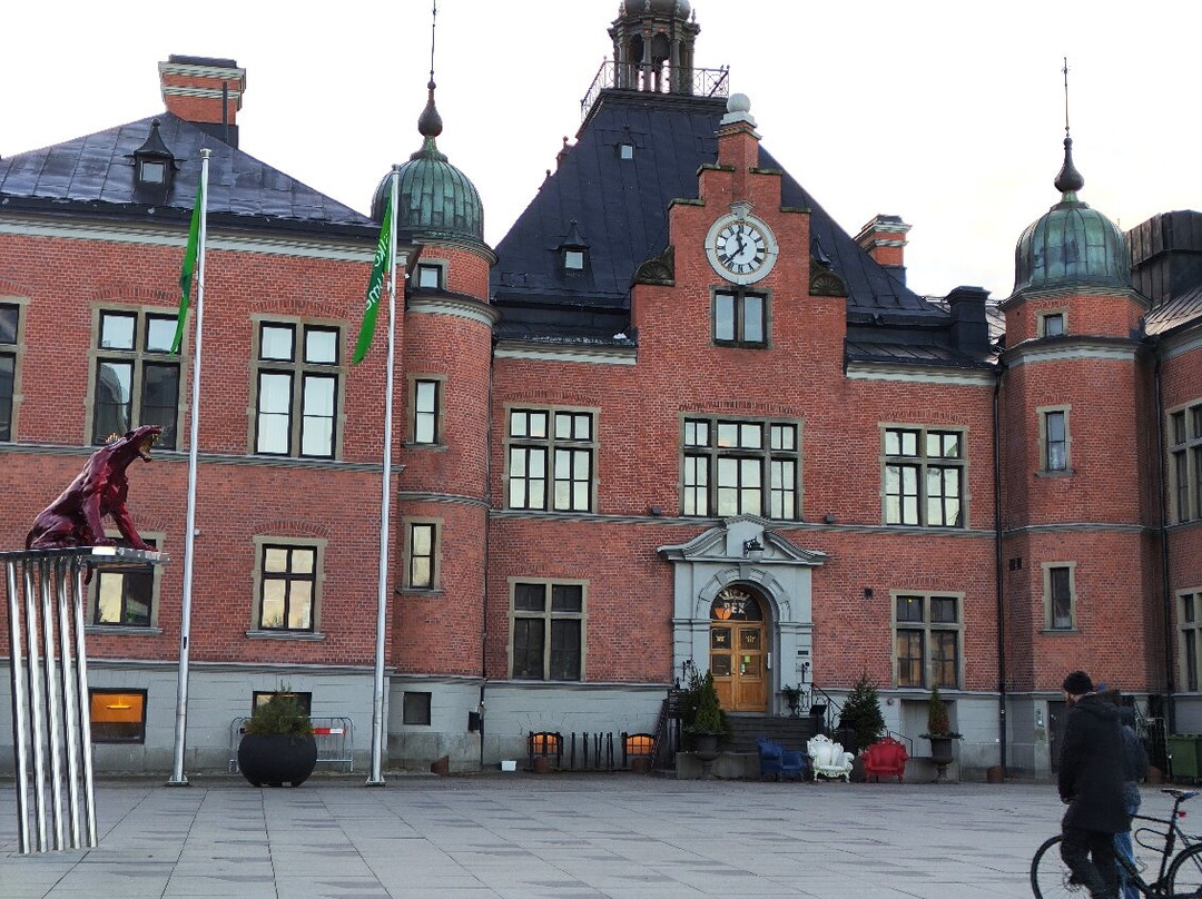 Standing Man-于默奥必去景点