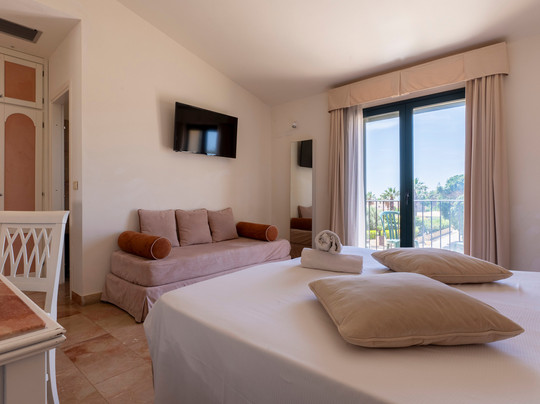 德尔菲诺海滩酒店主图