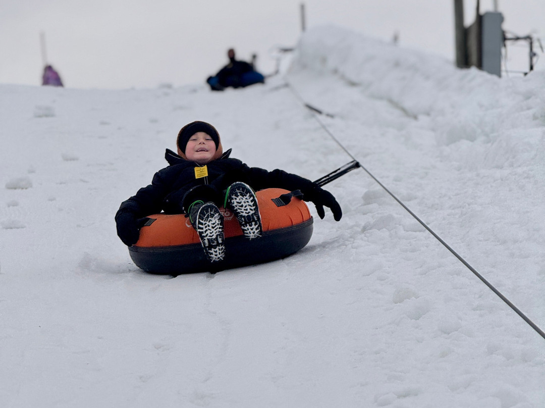 Valley's Edge Snow Tubing-New Paris必去景点