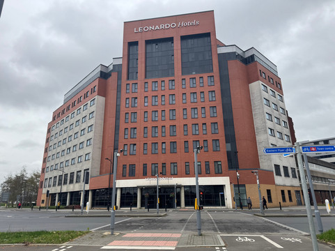 斯文顿莱昂纳多酒店主图