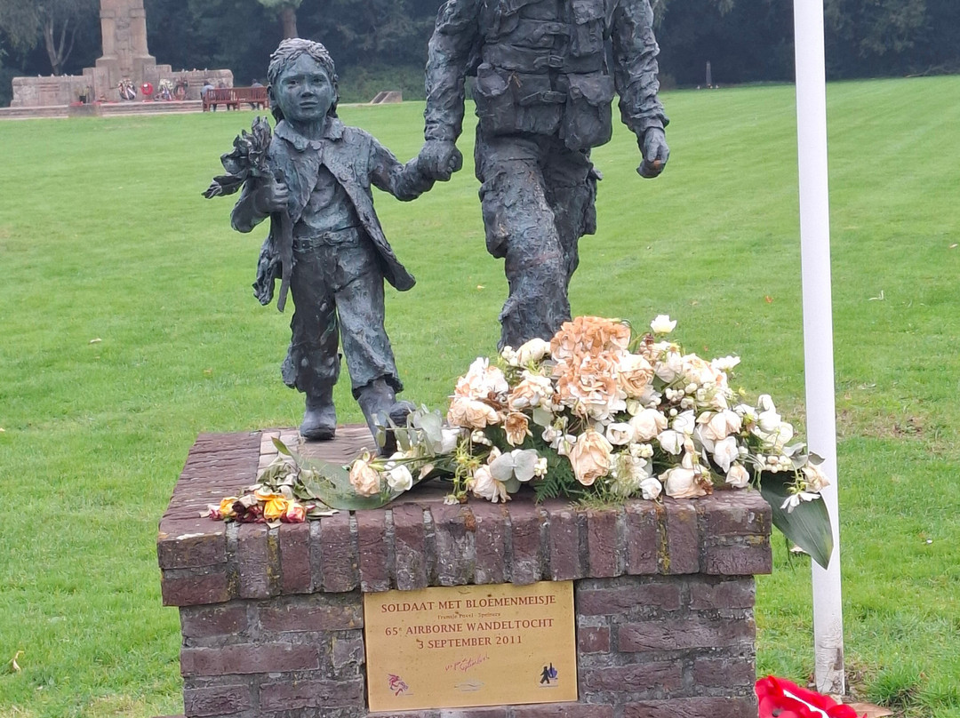 Soldaat met bloemenmeisje Monument-Oosterbeek必去景点