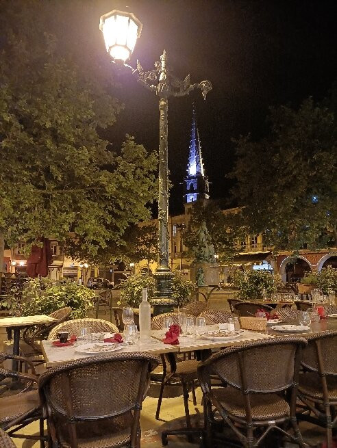 Place de la Republique-利穆必去景点