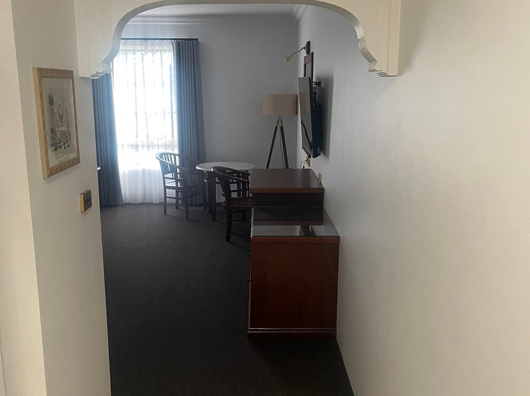 劳森河滨套房酒店主图