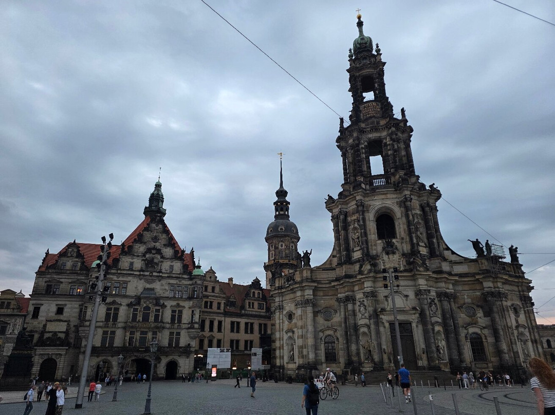Schlossplatz-德累斯顿必去景点