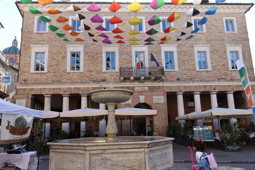 Piazza della Repubblica-乌尔比诺必去景点