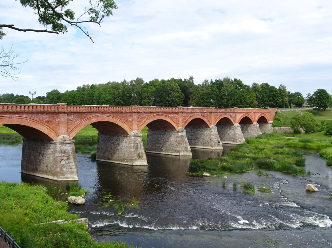 Brick Bridge across the Venta景点图片