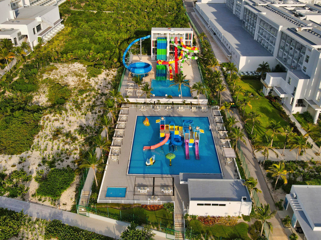 杜纳马尔悦宜湾酒店主图