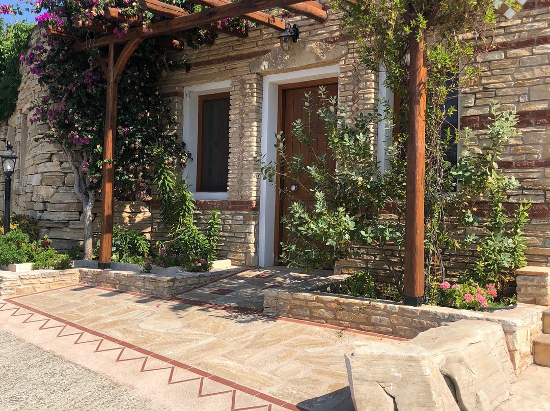 Iera Moni Archaggelou Michail-Thassos Town (Limenas)必去景点