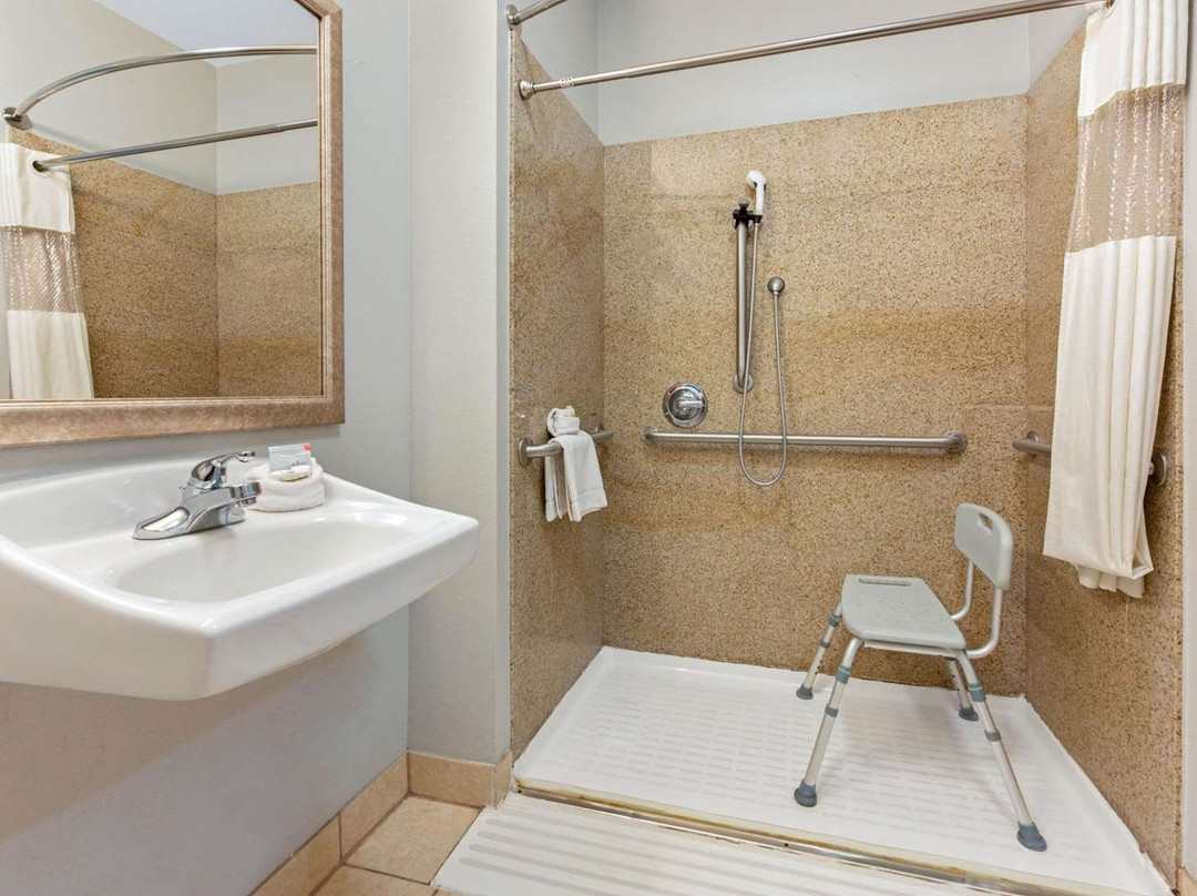 La Quinta Inn & Suites by Wyndham Bridge City主图