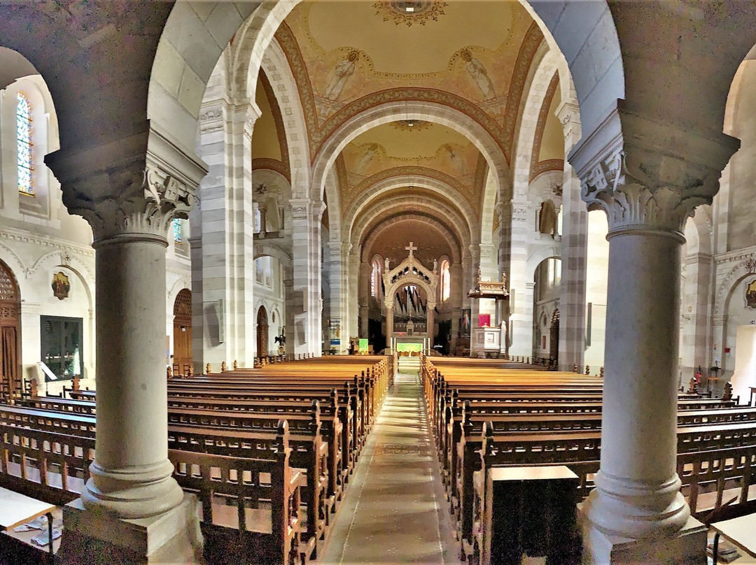 Eglise Paroissiale Sainte-radegonde-La Bruffiere必去景点