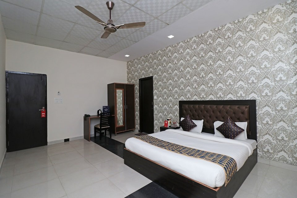 OYO 11717 Gold Star Suits主图