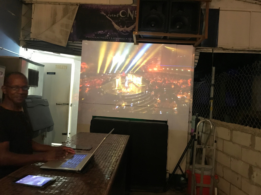 Hal's Car Park Bar-圣罗伦斯峡必去景点