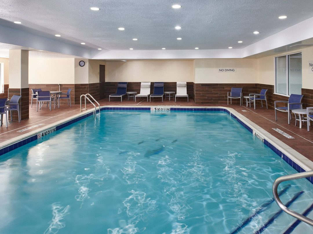 底特律利沃尼亚费尔菲尔德客栈主图